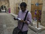 Travis reading the Lonely Planet