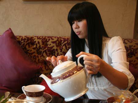 Royal Arabic High Tea - Sonya pouring tea